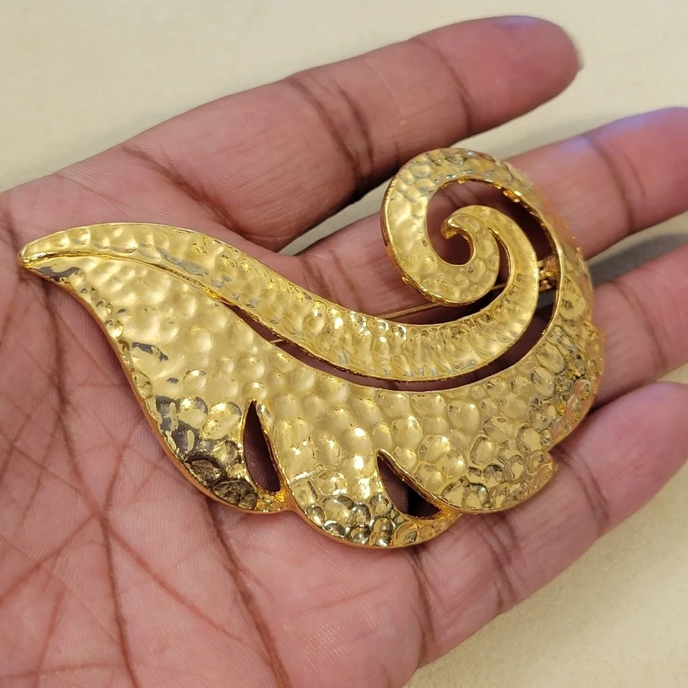 • SALE! Goldtone Shell Brooch • Shiny • Like New
